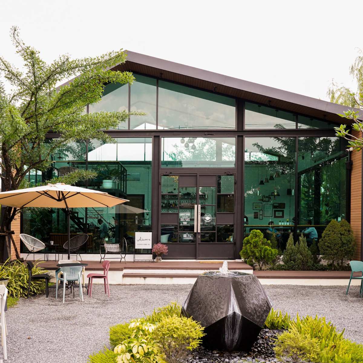 10 คาเฟ่เส้นราชพฤกษ์ ร้านสวย อาหารอร่อย เดินทางง่าย อัปเดต 2566