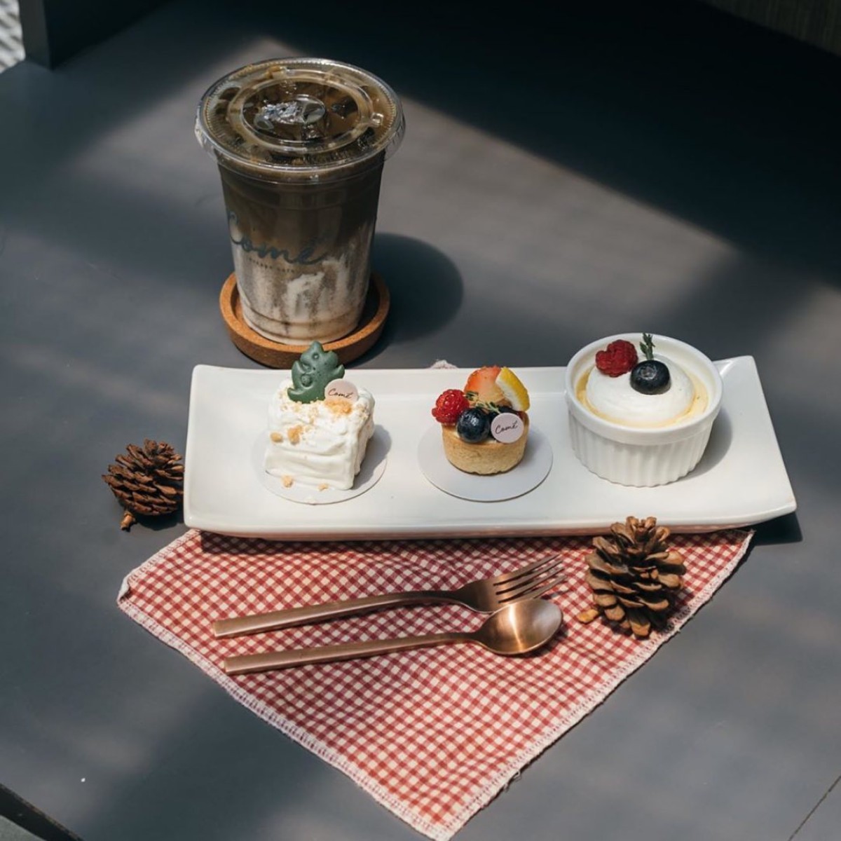 10 คาเฟ่เส้นราชพฤกษ์ ร้านสวย อาหารอร่อย เดินทางง่าย อัปเดต 2566