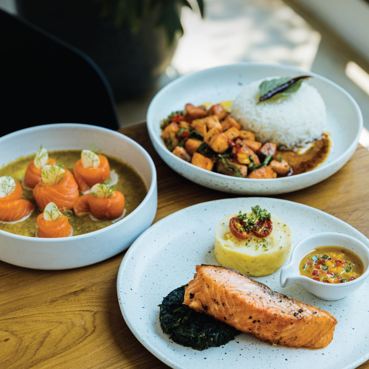 10 คาเฟ่เส้นราชพฤกษ์ ร้านสวย อาหารอร่อย เดินทางง่าย อัปเดต 2566