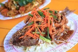 ป้าเฉลียวซีฟู๊ด ความอร่อยริมหาดสวนสน ระยอง