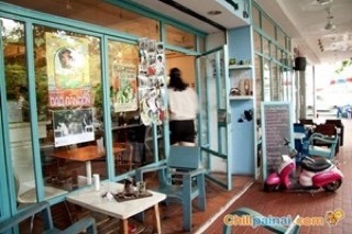 ประตูสีฟ้า (กาแฟ เบเกอรี่) ประตูสีฟ้า (กาแฟ เบเกอรี่)