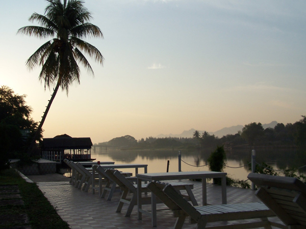 นอนพักริมน้ำแคว ที่ คามีเลีย รีสอร์ท (Camelia Resort) กาญจนบุรี