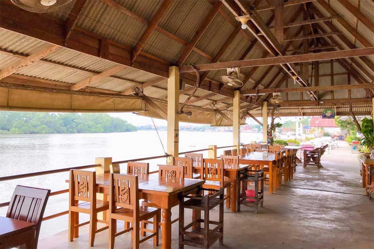 ร้านครัวแม่อุไร อัมพวา - ร้านอาหารริมแม่น้ำแม่กลอง