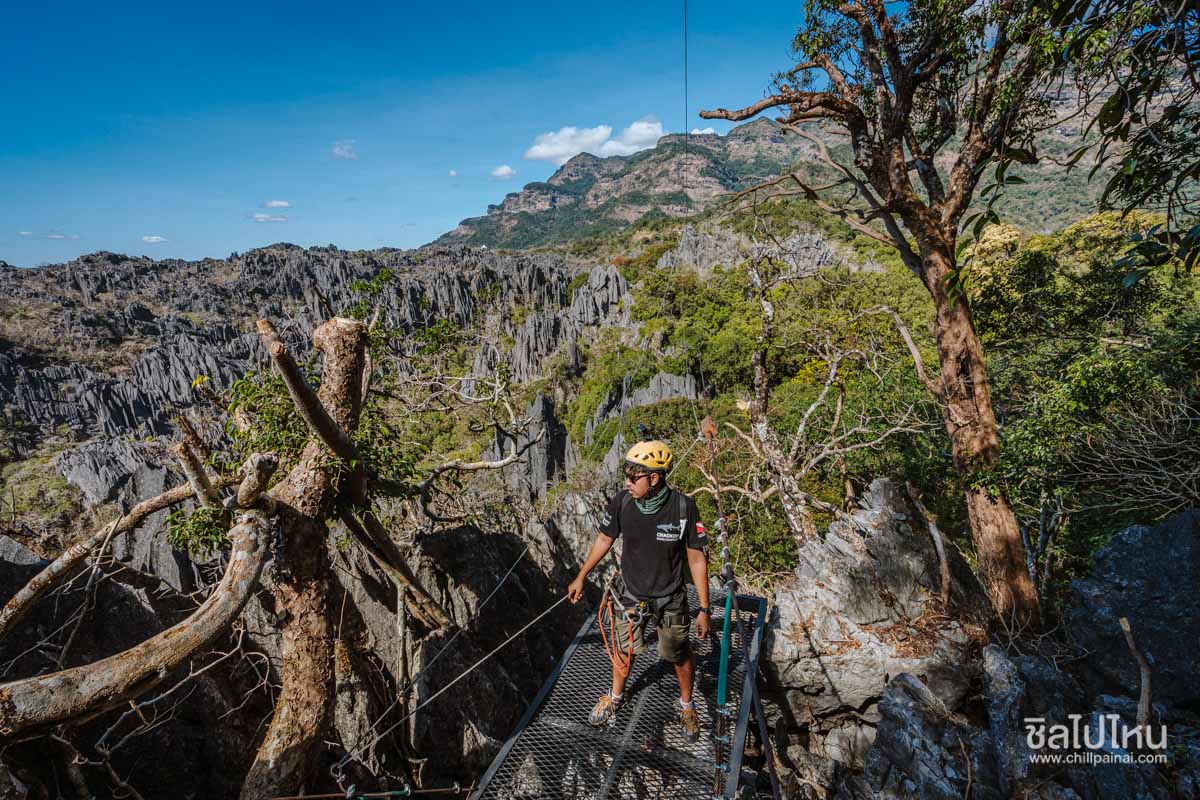 ที่เที่ยวใหม่สุดฮิตของลาว The Rock Viewpoint at Phou Pha Marn โหนสลิง ปีนหน้าผา ชมวิว จิบกาแฟ