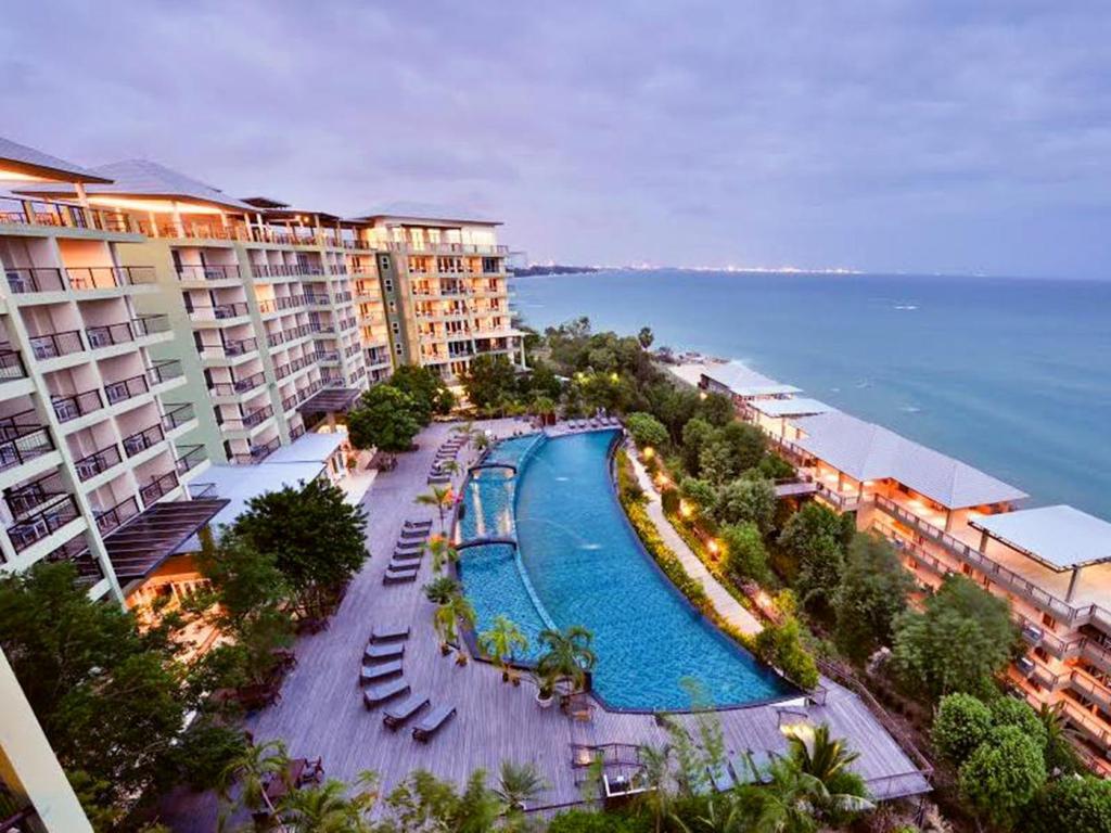 Royal Phala Cliff Beach Resort and Spa - ที่พักพร้อมสระว่ายน้ำริมทะเลระยอง