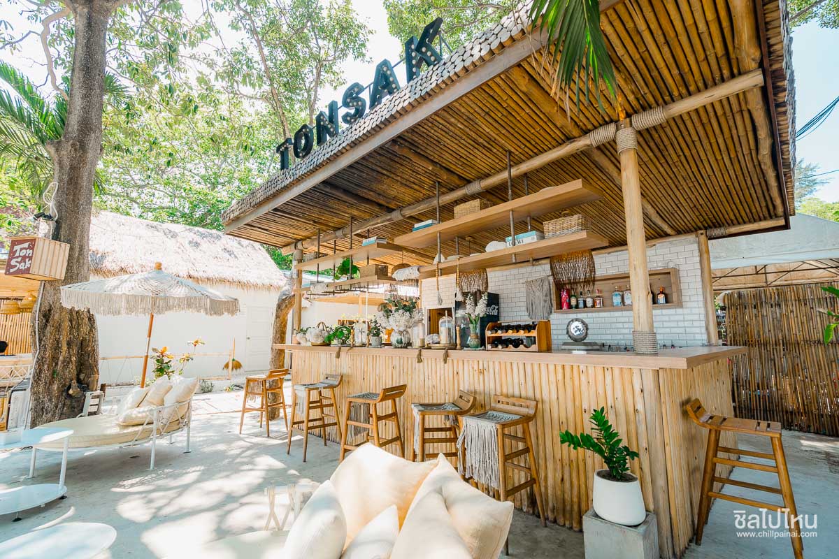 Tonsak Resort  (ต้นสัก รีสอร์ท) ที่พักเกาะเสม็ด มีร้านอาหารริมหาด พร้อมโชว์ควงไฟสุดปัง