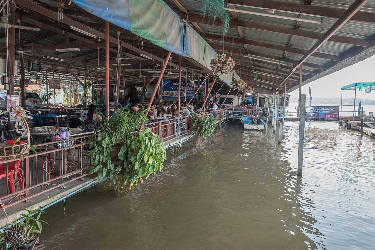 ร้านน้องอุ้ม อัมพวา - ร้านอาหารริมแม่น้ำแม่กลอง