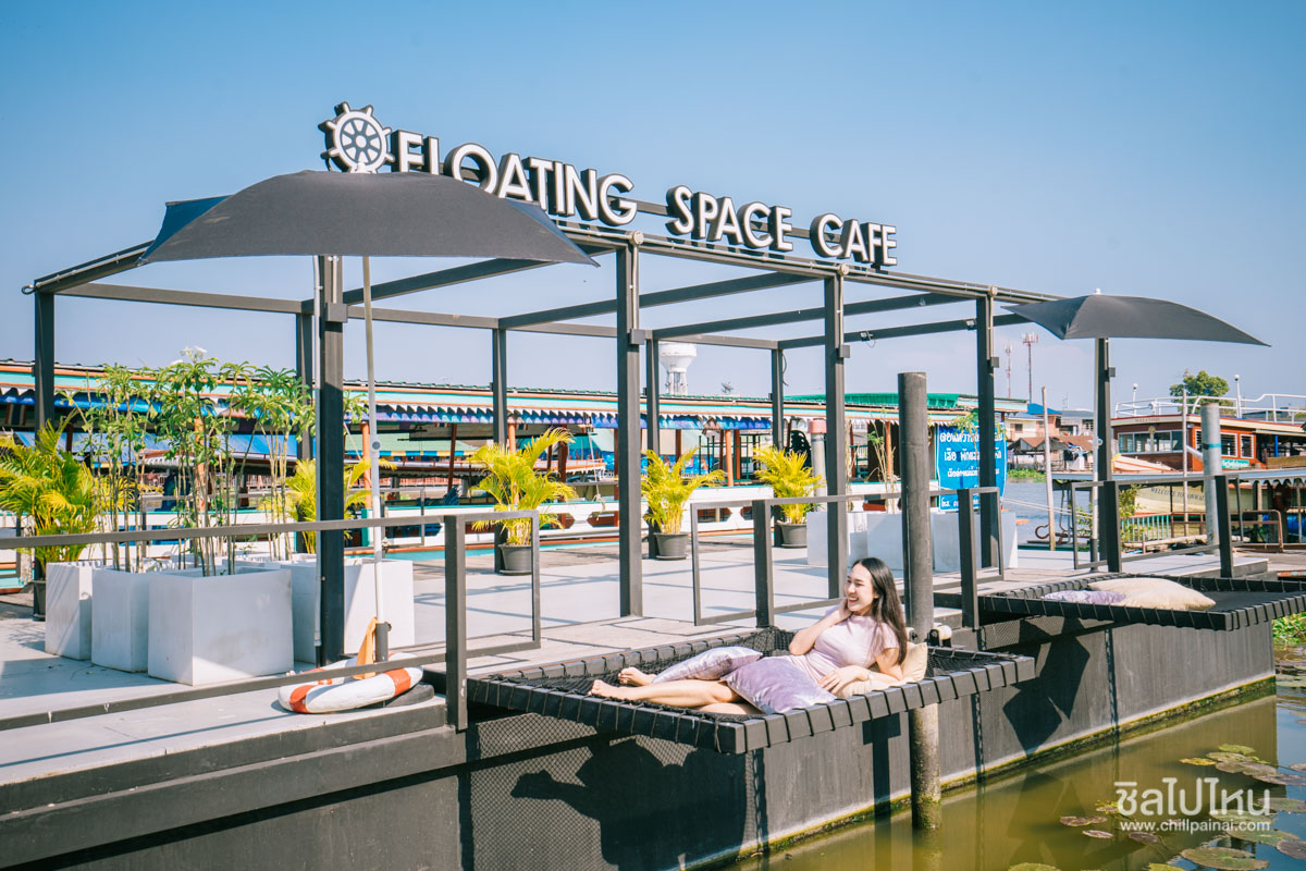 Floating Space café on the boat 