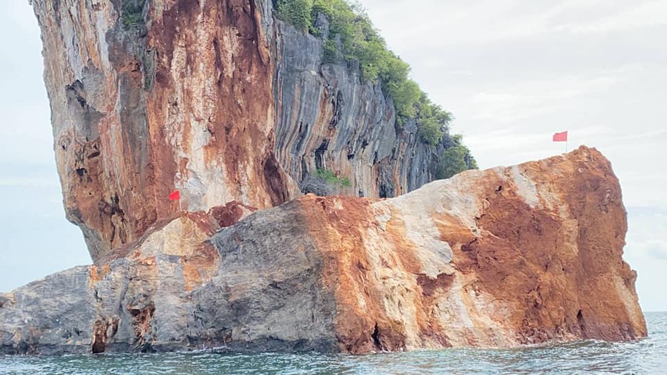 หินถล่มเกาะทะลุ อุทยานแห่งชาติหาดนพรัตน์ธารา-หมู่เกาะพีพี