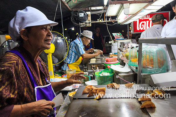 ขนมโตเกียว-ขนมเบื้อง ตลาดโต้รุ่งท่าเรือเจ้าฟ้า (Kanomtokyo Krabi Jao-fah Night Market) กระบี่