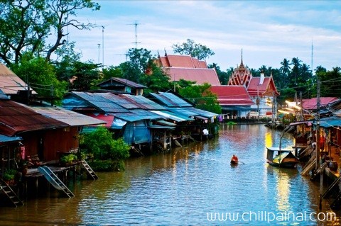 ตลาดน้ำยามเย็นอัมพวา (Talat Nam Yam Yen Ampwa)  สมุทรสงคราม