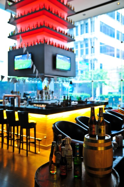 BeerVault ถอดสูท ปลดไทค์แล้วไปสนุกกับคลังเบียร์สุดฮิป BeerVault ถอดสูท ปลดไทค์แล้วไปสนุกกับคลังเบียร์สุดฮิป