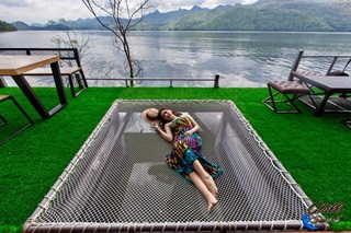 Chill Sunset รีสอร์ทกลางน้ำสุดหรูเหนือเขื่อนศรีนครินทร์ บรรยากาศสุดชิล วิวหลักล้าน!