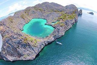 ที่เที่ยวใกล้เมืองไทย : ที่เที่ยวแห่งใหม่หัวใจมรกต เกาะค๊อกคอม ใกล้เมืองไทย