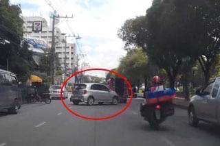คลิประทึก!!รถเก๋งพุ่งตกคูเมืองเชียงใหม่ พลเมืองดีโดดลงไปช่วยไว้ทัน
