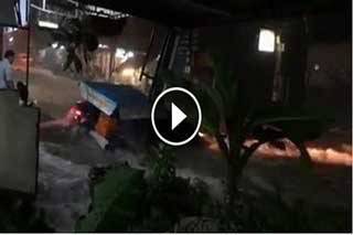 คลิปวิดีโอภาพรถไหลไปตามน้ำจากเหตุการณ์น้ำท่วมพัทยา