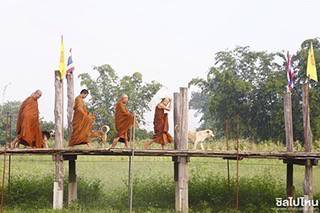 ประเพณีตักบาตรวันออกพรรษาที่สะพานซูตองเป้ แม่ฮองสอน งานประเพณีที่งดงามอีกแห่งหนึ่งของไทย