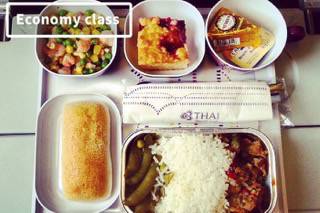 ตามไปแอบดูอาหารที่เสิร์ฟบนเครื่องบินระหว่างชั้น Economy vs. First class กัน