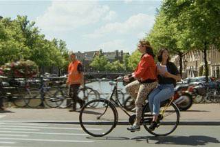 Yellow Backie แคมเปญดีๆ ให้นักท่องเที่ยวโบกจักรยานพาซ้อนท้ายเที่ยวอัมสเตอร์ดัมฟรี!!