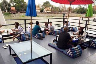 ก๋วยเตี๋ยวเรือริมน้ำ ร้านก๋วยเตี๋ยวห้อยขาวิวสวยที่สุดในอยุธยา ราคาเริ่มต้นแค่ 15 บาทแต่บรรยากาศชิลเว่อร์