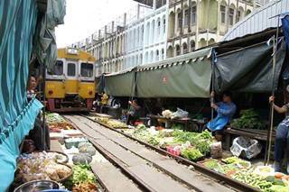 คึกคักอีกครั้ง 1 เมษานี้ ' ตลาดร่มหุบ ' จะกลับมา หุบร่ม เหมือนเคย