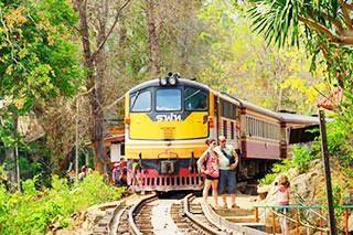 รีวิว : นั่งรถไฟจากลำพูน.. หนีหมอกควันเมืองเหนือ + ไปร้อนเวอร์เมืองกาญ ขบวนนำเที่ยว 909 ไปแล้วกลับเลย เห๊ย.. อีกแล้ว!!
