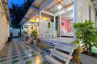 ที่พักเกาะล้าน : 5 ที่พักหาดตาแหวนสีสันสดใสบนเกาะล้าน น่าไปนอนเปลี่ยนบรรยากาศสักสองสามคืน