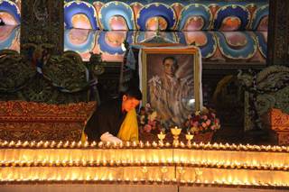 กษัตริย์จิกมี แห่งภูฏาน ประกาศให้วันนี้เป็นวันหยุด ร่วมประกอบพิธีไว้อาลัย  แด่ 'พระเจ้าอยู่หัวในพระบรมโกศ' 