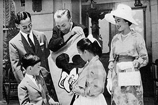 Disney and more โพสต์ข้อความพร้อมพระบรมฉายาลักษณ์หายากของพ่อ ครั้นเสด็จเยือนดิสนีย์แลนด์