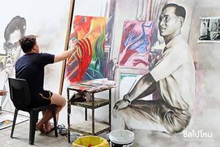ทำด้วยใจ เทิดทูนด้วยรัก.. บรรยากาศ นศ.ศิลปากร วาดภาพพระบรมฉายาทิสลักษณ์ในหลวง ร.9