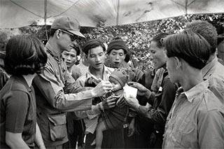 'ฉันฝากเด็กชาวเขาเหล่านี้ด้วย ตัวฉันอยู่ไกล ครูดูแลด้วยนะ' พระราชดำรัสของพ่อต่อคุณครูบนดอย