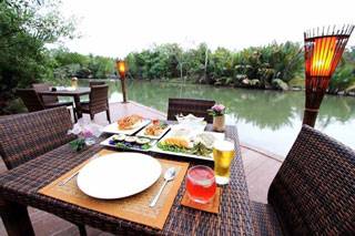 หนีกรุงไปพักผ่อนริมน้ำแม่กลอง นอนชิลริมคลอง อร่อยกับเมนูคลีนฟู้ดสุดเริ่ดที่ อสิตา บาร์แอนด์เรสโตรอง