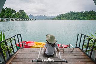 'แพภูผาวารี' แพสวยสไตล์โมเดิร์น น้ำใสสะอาด นอนบนคลื่นตื่นท่ามกลางสายหมอก