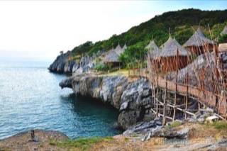 ที่พักเกาะสีชัง : ปารีฮัท เกาะสีชัง ที่พักบรรยากาศโรแมนติก กระท่อมเชิงหน้าผาริมทะเล
