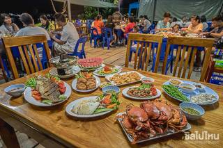 ล่องเรือ กินปู ดูทะเลแหวก ที่ป้าช่วยโฮมสเตย์ โฮมสเตย์กลางทะเล ณ หมู่บ้านไร้แผ่นดิน