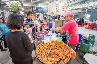 เดินเล่นเช็คอิน ‘ตลาดรวมทรัพย์’ ตลาดฮอตชื่อดังย่านอโศก ที่ต้องโบกวินมอไซค์เข้าไปฟิน!