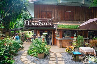 ' ร้านกาแฟฮิมน้ำ ' จุดพักรถบรรยากาศดีที่เชียงดาว ในบรรยากาศแบบ 2 in 1