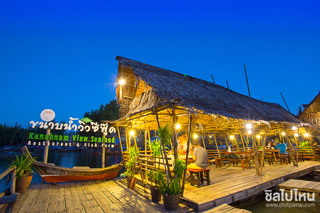 ล่องเรือไปกินซีฟู้ดสดๆ กลางน้ำที่ “ขนาบน้ำวิวซีฟู้ด” ร้านอาหารสุดชิล@กระบี่