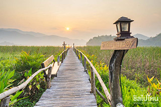 หน้าเขื่อนหลังเขา หนีเหงาไปให้ธรรมชาติโอบกอด ที่ ‘ บ้านกกกอด ‘ กาญจนบุรี