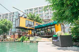 นั่งชิลจิบกาแฟแบบเท่ๆ ท่ามกลางวิวน้ำตกสีฟ้ามรกตสดใสที่ Hangar cafe คาเฟ่นครปฐม