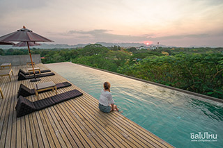แช่น้ำชมภู ดูวิวเขากับ ‘ อินจันทรี ดูภู ‘ ที่พักกาญจนบุรี สไตล์วินเทจลอฟท์ พร้อมสระอินฟินิตี้พูลบนดาดฟ้า